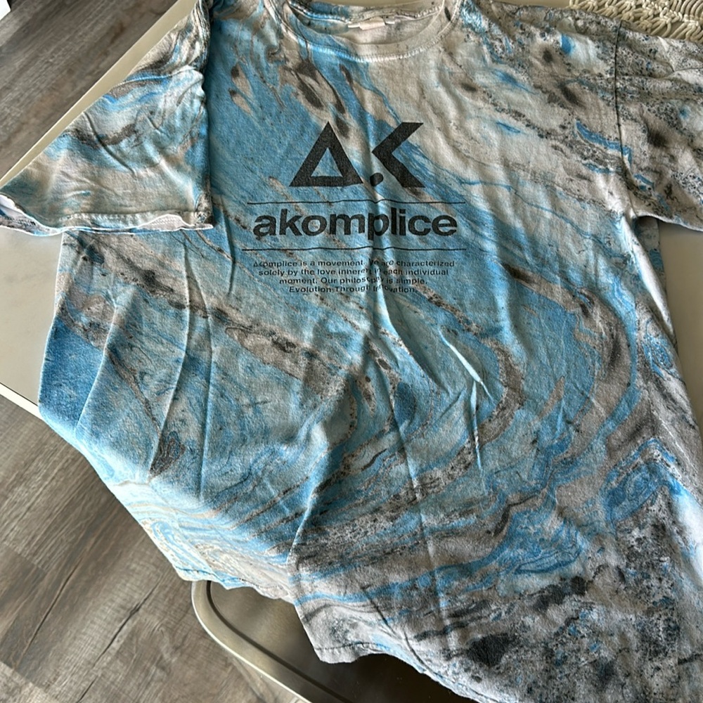 Akomplice tee.